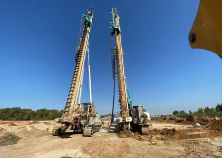 שתי מכונות קידוח CFA של דן קידוחים באתר בנייה