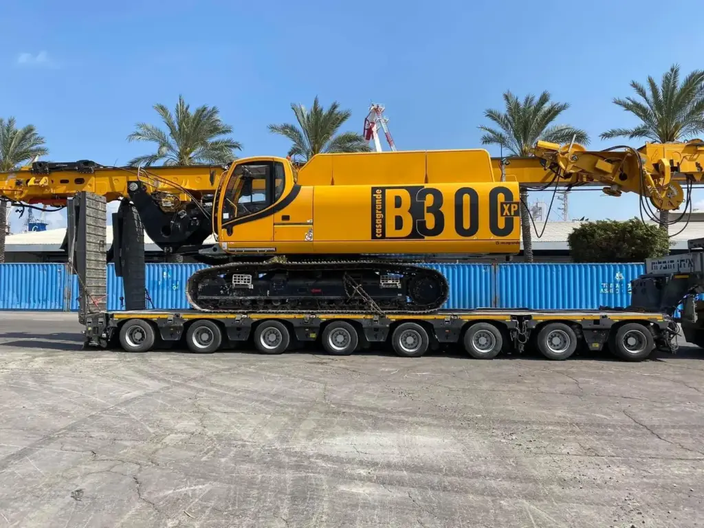 מכונת קידוח B300 של דן קידוחים על מובילית בדרך לאתר