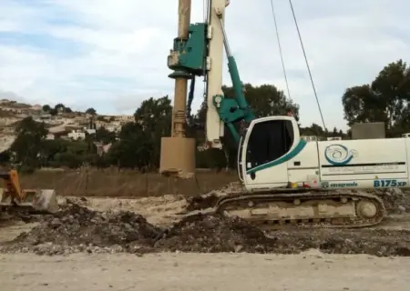 מכונת קידוח כלונסאות סיבובית בשטח