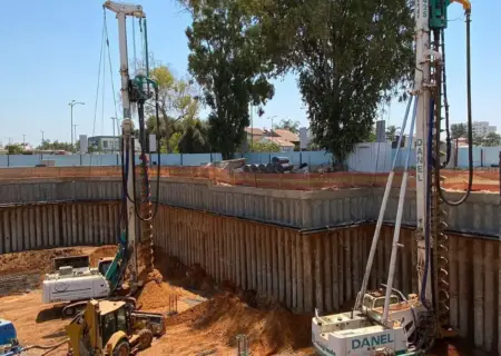 קידוח כלונסאות לקיר דיפון באתר בנייה